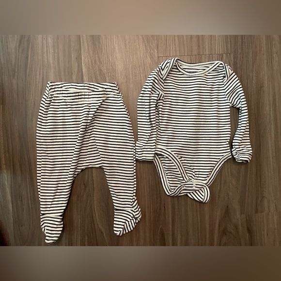 Old Navy Black and White Striped Baby Matching Set size 0-3M - Picture 3 of 5